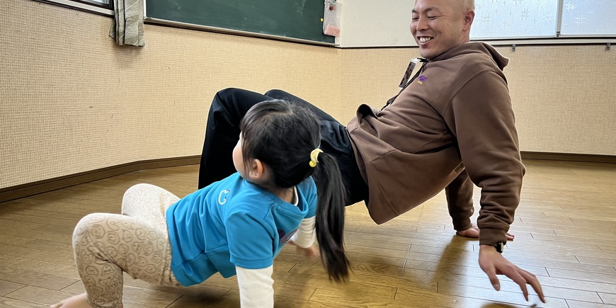 タイガー先生と幼児が一緒に体を動かす様子
